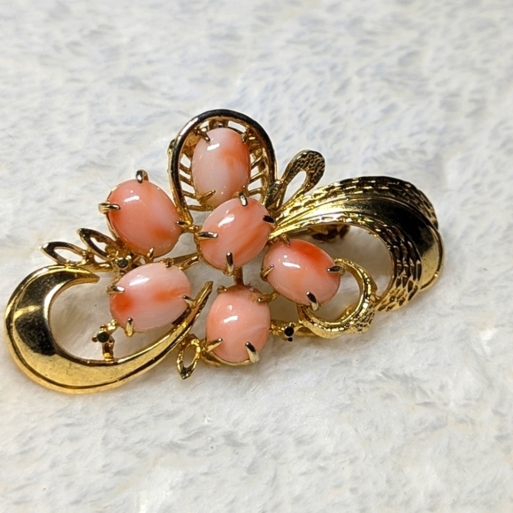 Vintage Goldtone and Faux Coral Cabochon Brooche - Picture 3 of 6